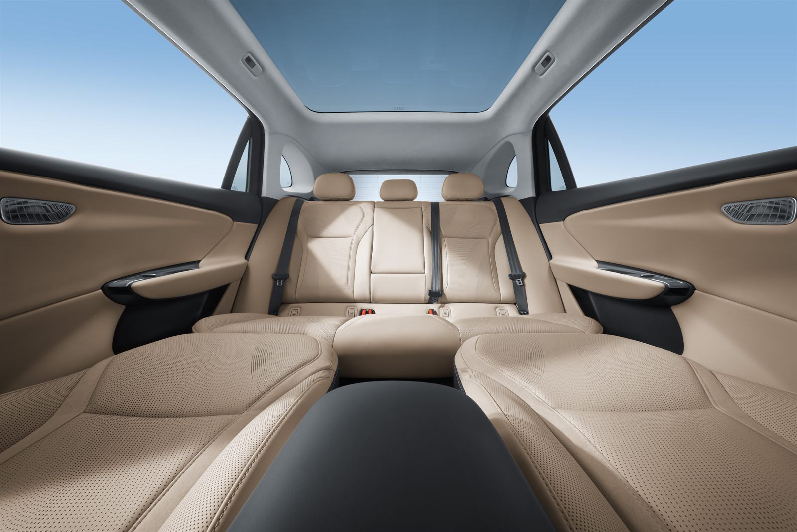 HONGQI EHS5 flexible luggage and interior space