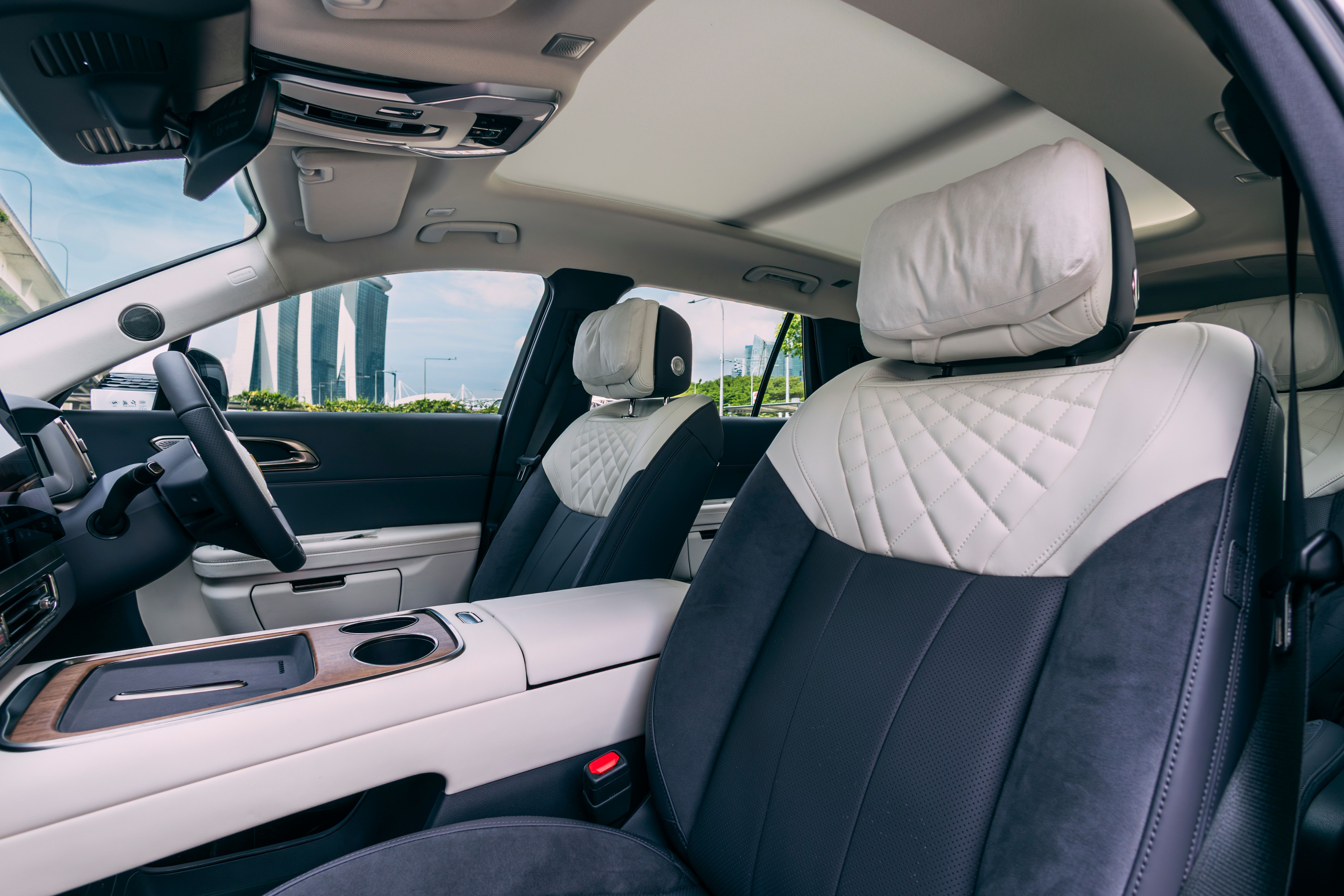 Premium leather and front-seat detailing · Hongqi Singapore